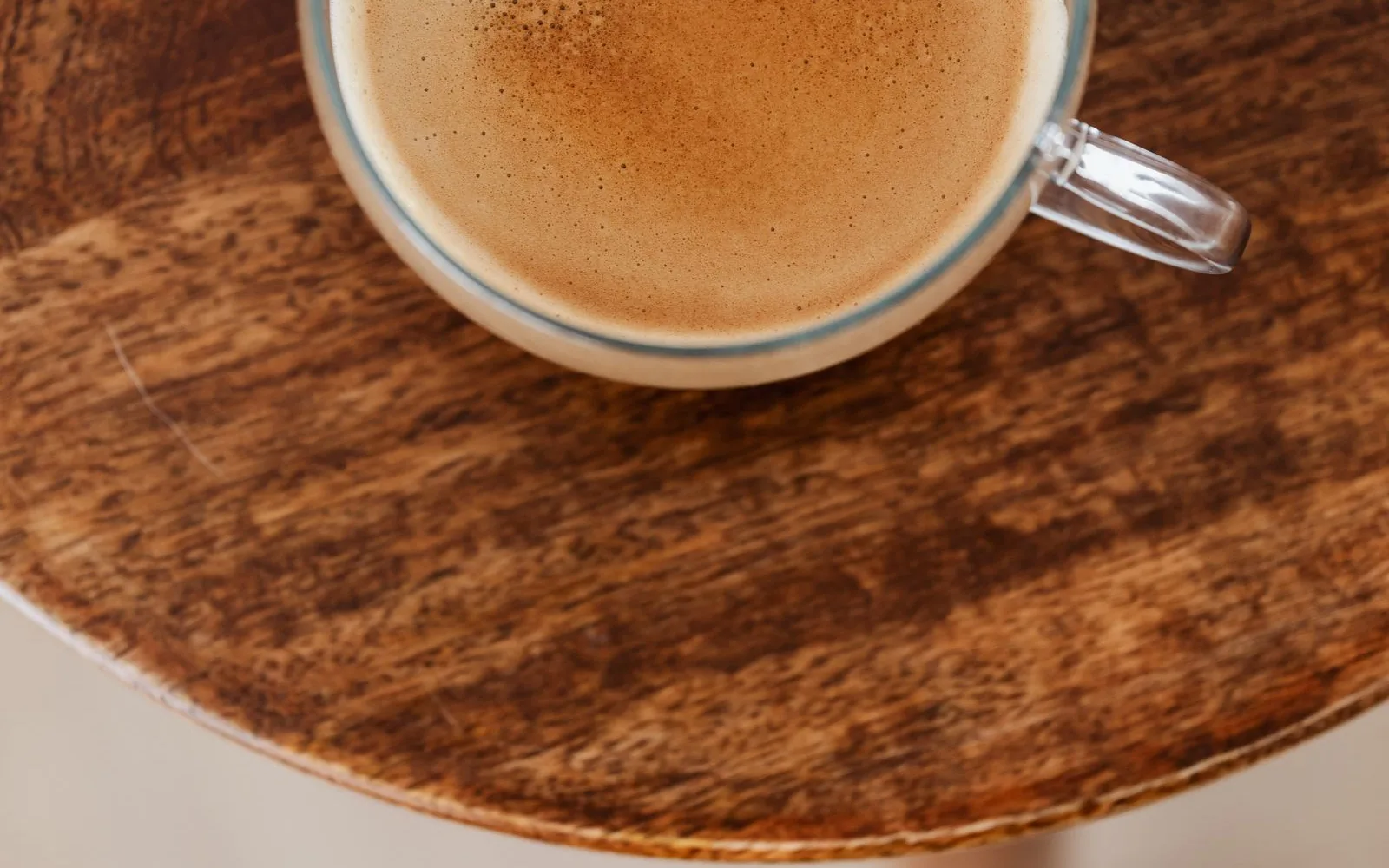 Taza de café sobre una mesa de madera
