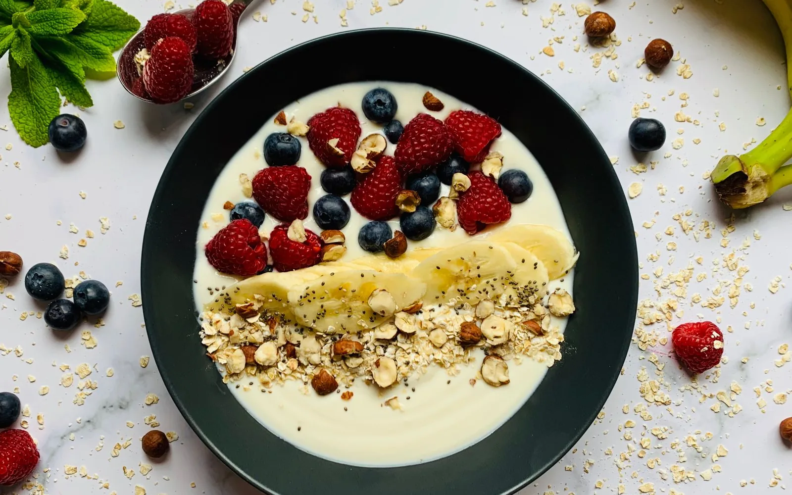 Bol de avena con yogur y frutos rojos