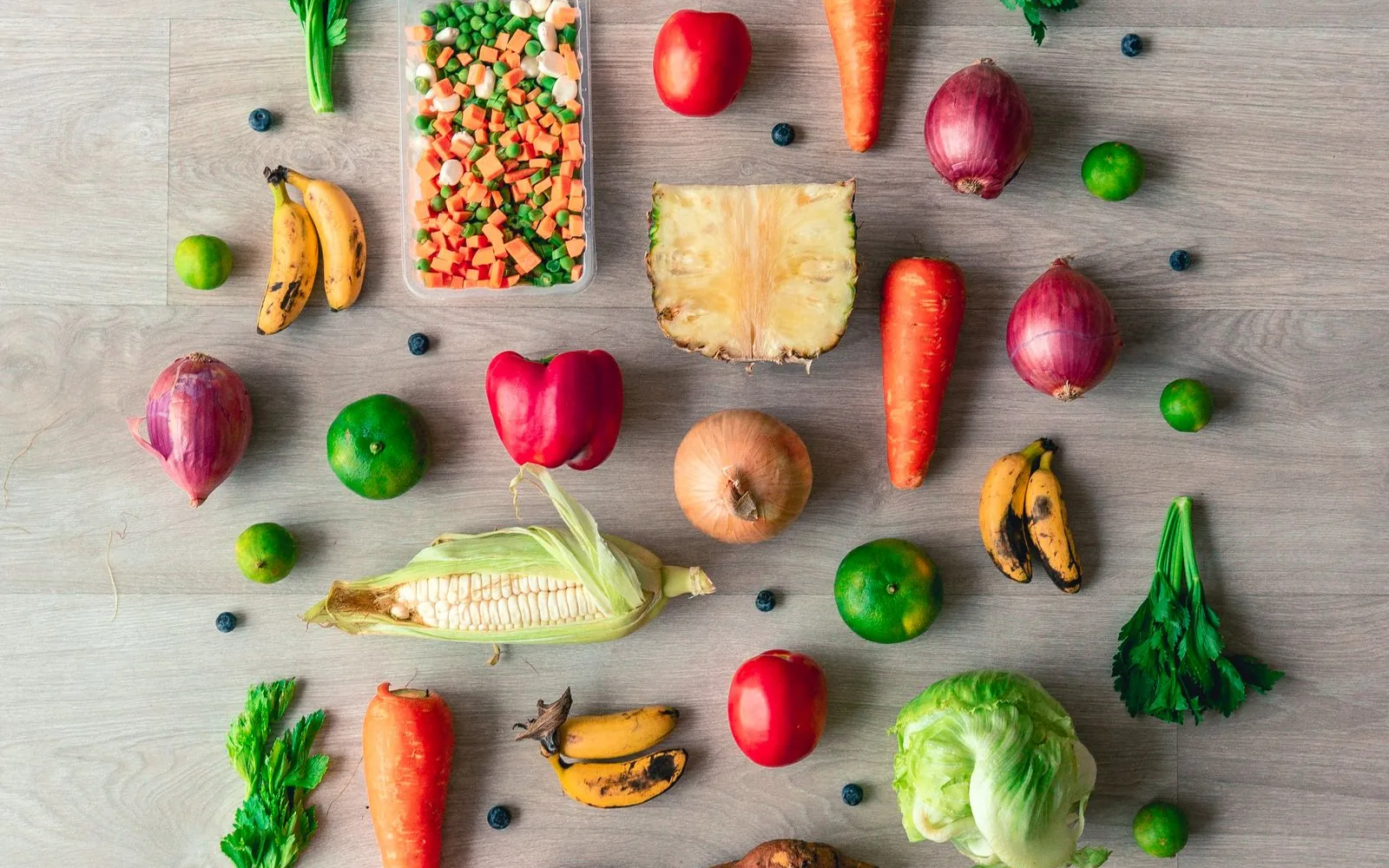 Frutas y verduras variadas sobre una mesa