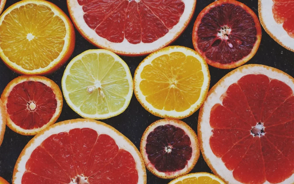 Cítricos cortados por la mitad