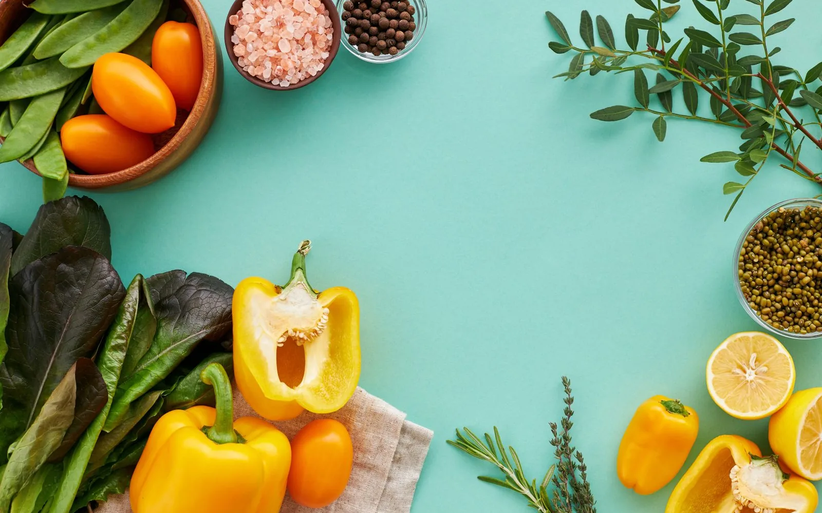 Frutas y verduras sobre un fondo turquesa